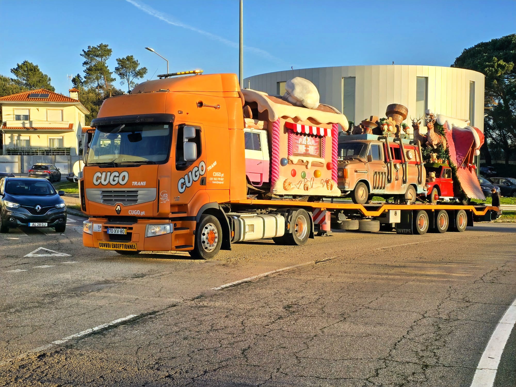 Camião CUGO a transportar equipamento especial